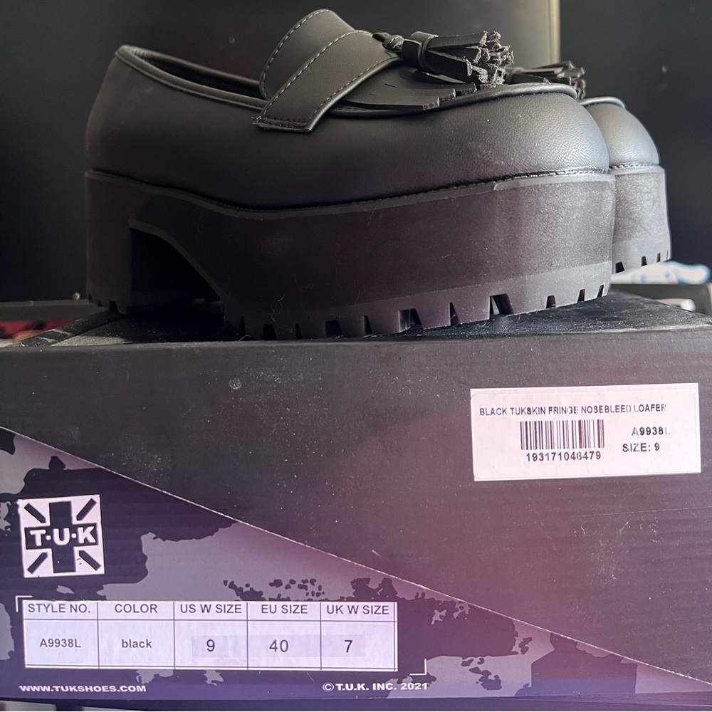 Woman’s tuk shoes size 9, runs really small